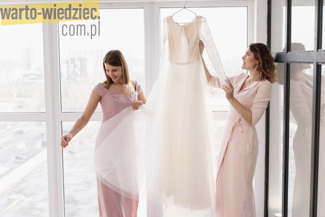Postaw na minimalizm wybierając suknię ślubną